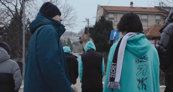 Пуппей помог Сатанику правильно завязать шарф Secret на улице