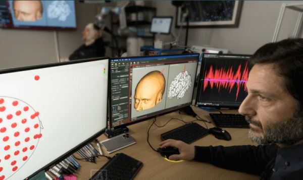 Глава Valve Гейб Ньюэлл выпустит свой первый нейроимплант до конца года &mdash; геймеров пока чипировать не будут