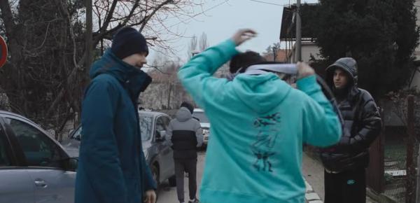 Пуппей помог Сатанику правильно завязать шарф Secret на улице