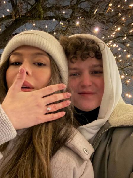 &laquo;Сюда&raquo;. Yekindar сделал предложение своей девушке. Она согласилась