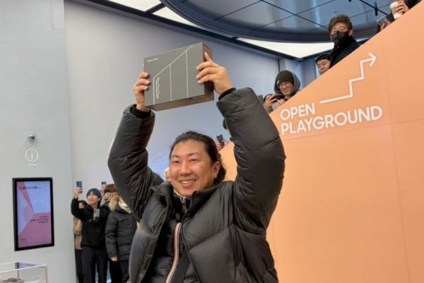 Первую партию трёхстворчатых смартфонов Samsung Galaxy Z TriFold смели за несколько минут