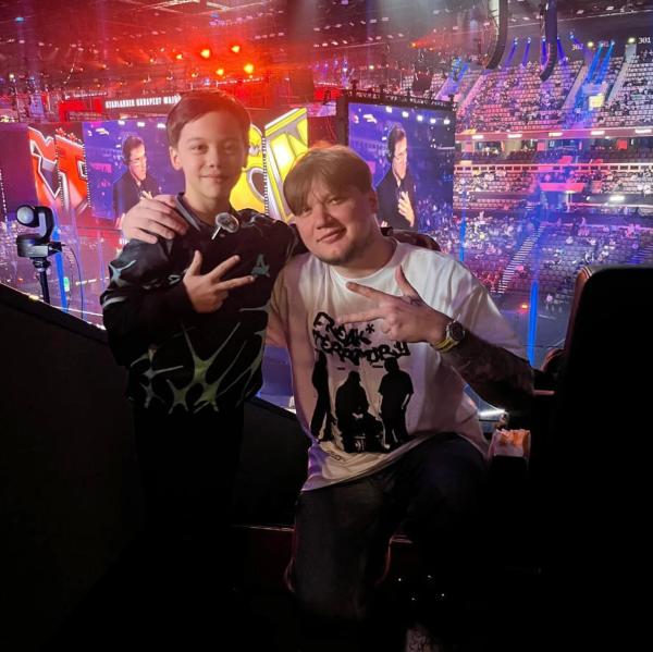 S1mple сфотографировался с 9-летним игроком Aurora Шалуном