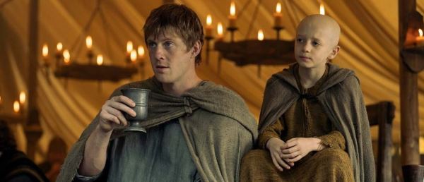 Рыцарский турнир и ненастоящий дракон в финальном трейлере сериала "Рыцарь Семи Королевств"