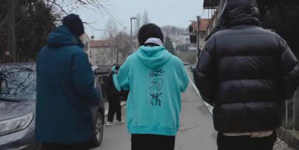 Пуппей помог Сатанику правильно завязать шарф Secret на улице