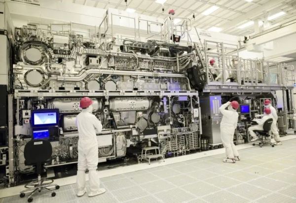 Бывшие инженеры ASML тайно построили в Китае прототип EUV-литографа &mdash; он работает, но чипы пока не делает