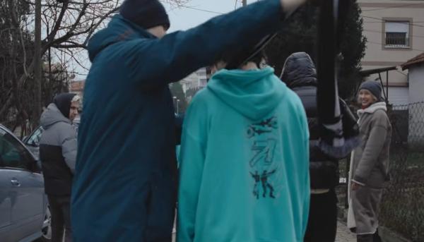 Пуппей помог Сатанику правильно завязать шарф Secret на улице