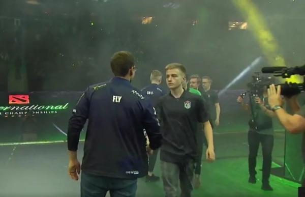 Игроки OG перед матчем с VP поставили аватарку с рукопожатием Флая и Нотейла на TI8